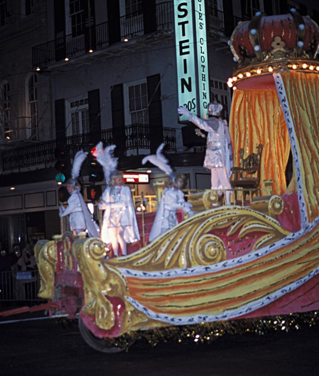 Mardis Gras: Parade at night