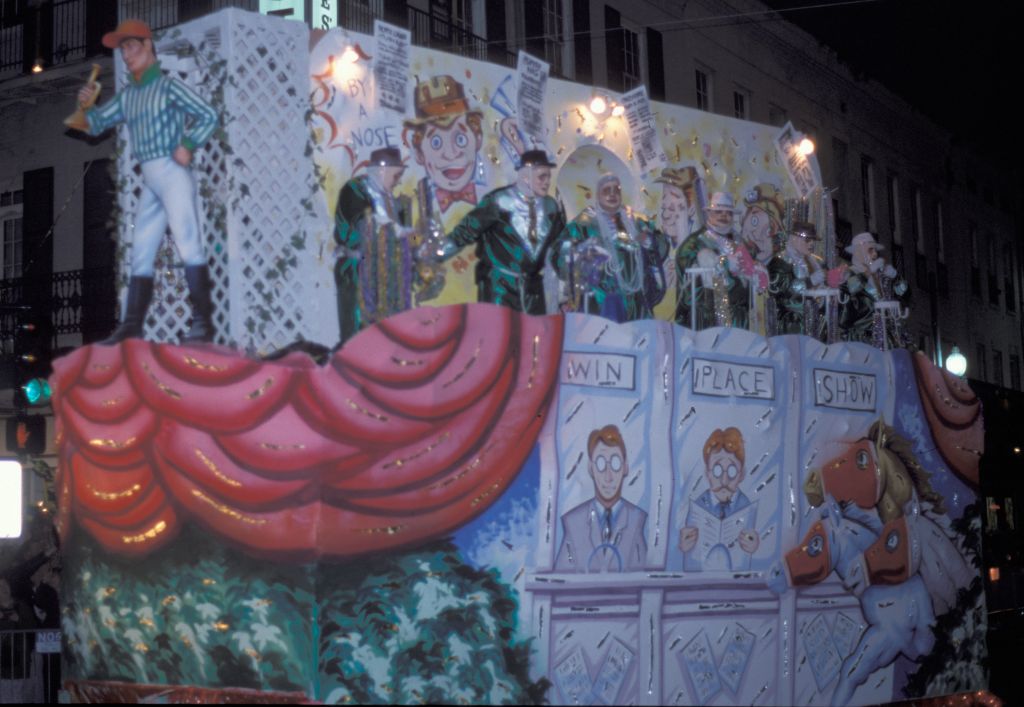 Mardis Gras: Parade at night