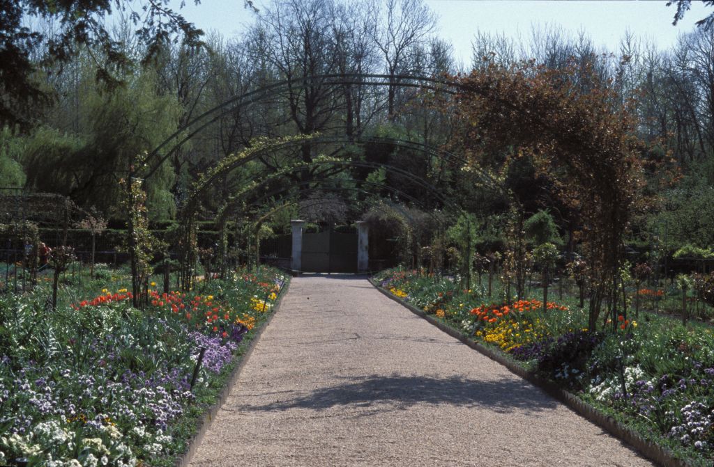 Main walkway at Givernay