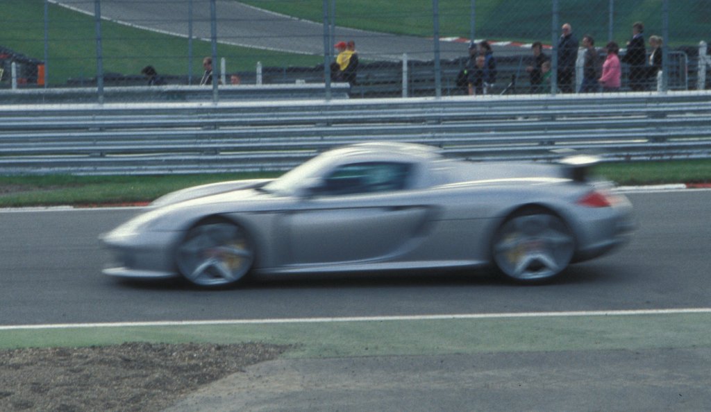 Porche approaching Paddock Hill Bend