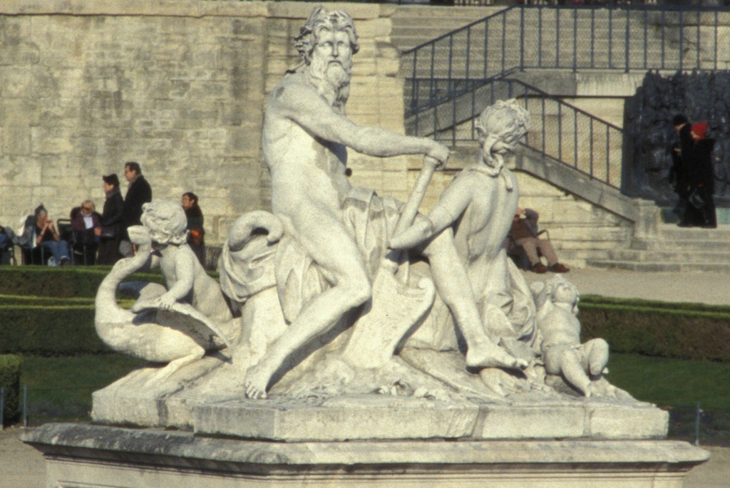 Statue In Les Tuilleries